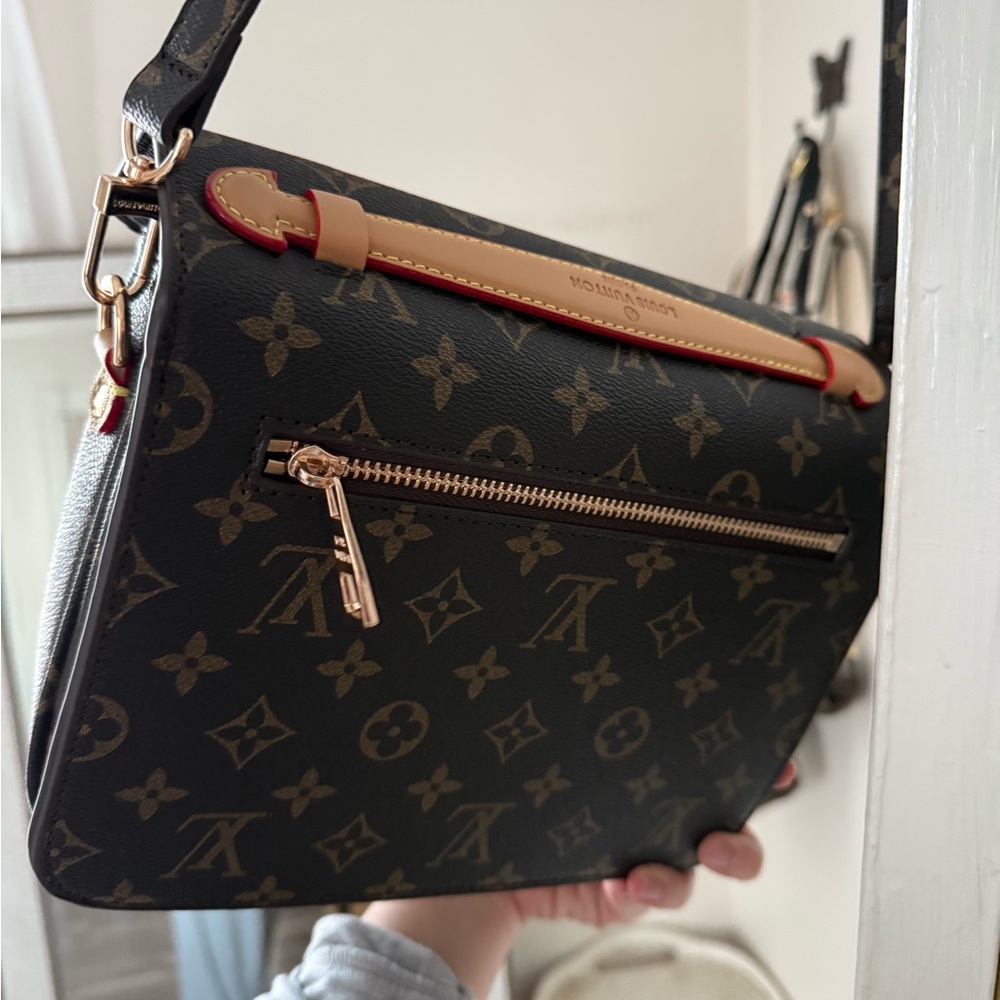 Louis Vuitton crossbody Bag - Picture 3 of 3